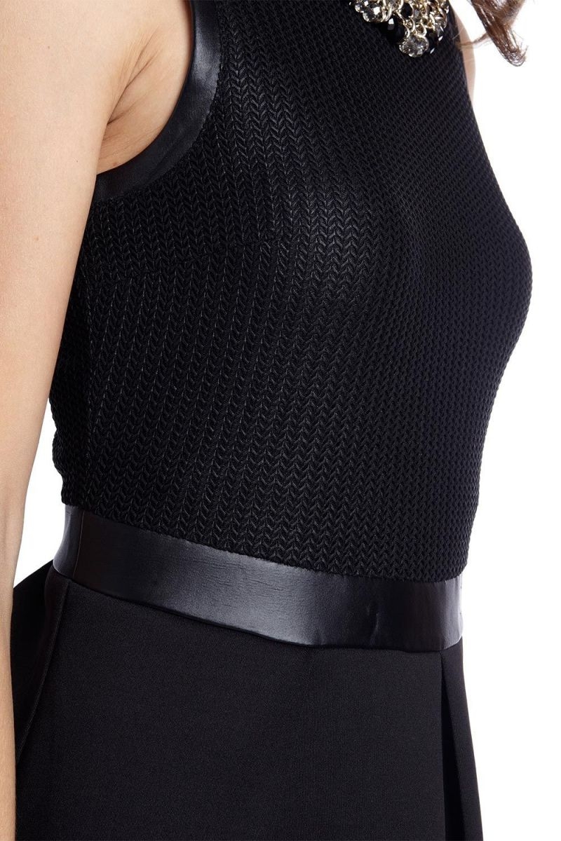 Vestido corto de fiesta adorno corpiño negro